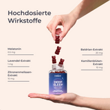 Eine Hand lässt mehrere vitaminhaltige Schlaf-Gummibärchen in ein geöffnetes Glas mit der Aufschrift „Deep Sleep“ fallen. Neben dem Glas sind die enthaltenen Wirkstoffe mit Dosierung aufgelistet: Melatonin 0,5 mg, Lavendel-Extrakt 1 mg, Zitronenmelissen-Extrakt 10 mg, Baldrian-Extrakt 20 mg, Kamillenblüten-Extrakt 10 mg. Überschrift: „Hochdosierte Wirkstoffe“.